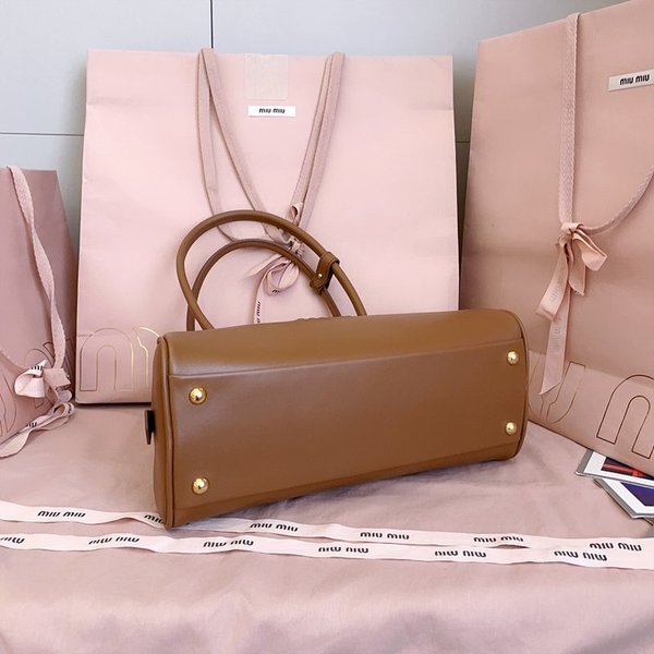 미우미우 가죽 보 미디엄백 [매장가 445만원대]