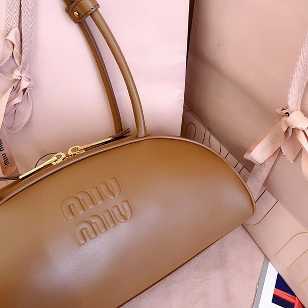 미우미우 가죽 보 미디엄백 [매장가 445만원대]