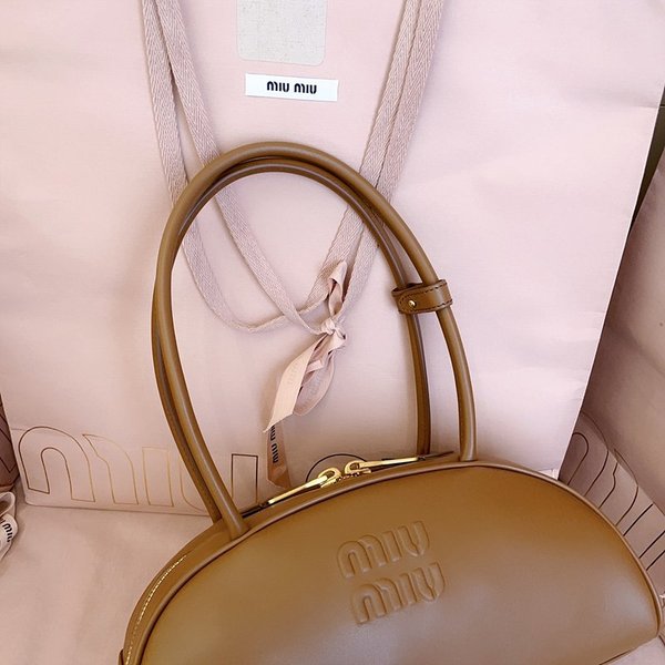 미우미우 가죽 보 미디엄백 [매장가 445만원대]
