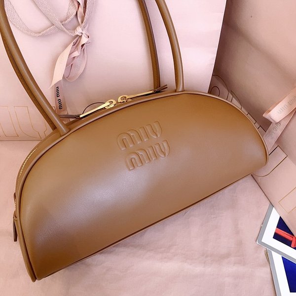 미우미우 가죽 보 미디엄백 [매장가 445만원대]