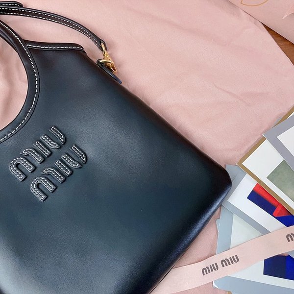 미우미우 아이비 가죽 미니 핸드백 [매장가 245만원대]