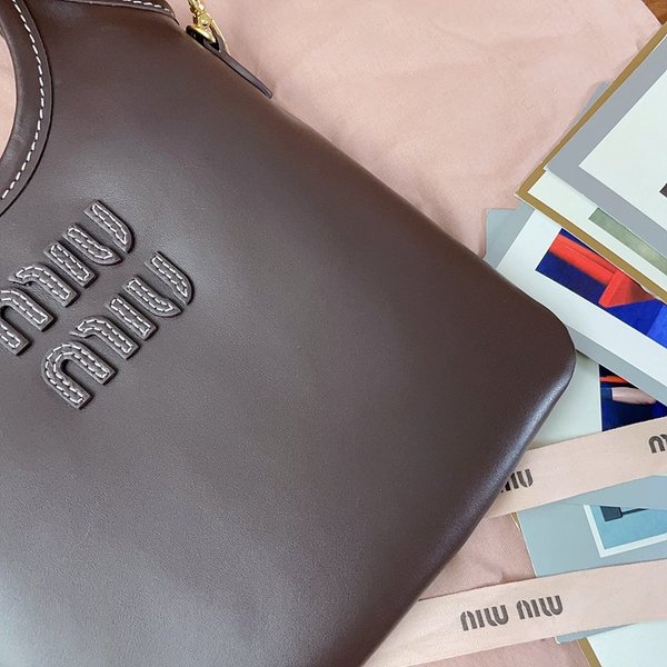 미우미우 아이비 가죽 미니 핸드백 [매장가 245만원대]