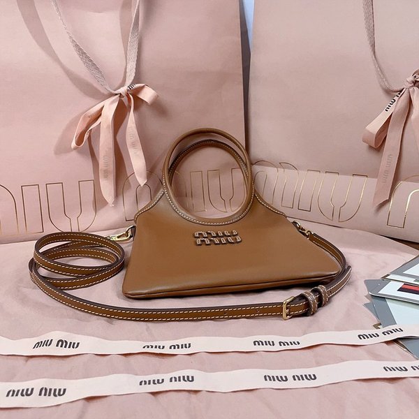 미우미우 아이비 가죽 미니 핸드백 [매장가 245만원대]