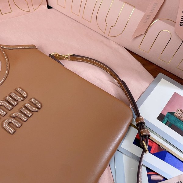 미우미우 아이비 가죽 미니 핸드백 [매장가 245만원대]