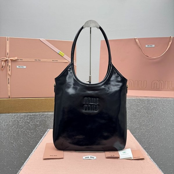 미우미우 아이비 가죽백 블랙 [매장가 310만원대]