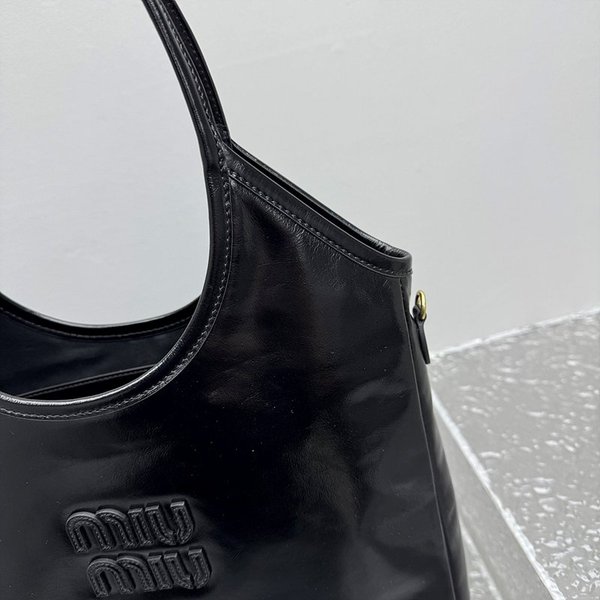 미우미우 아이비 가죽백 블랙 [매장가 310만원대]