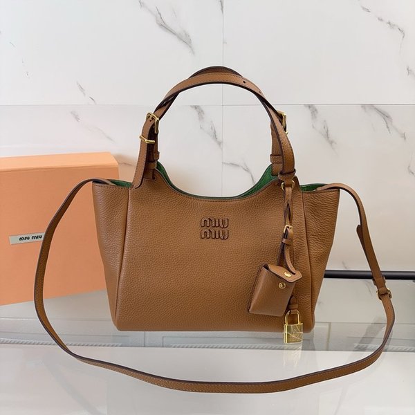 미우미우 가죽 핸드백 캐러멜/라치 그린 [매장가 395만원대]