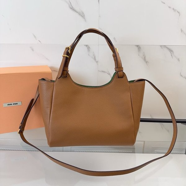 미우미우 가죽 핸드백 캐러멜/라치 그린 [매장가 395만원대]