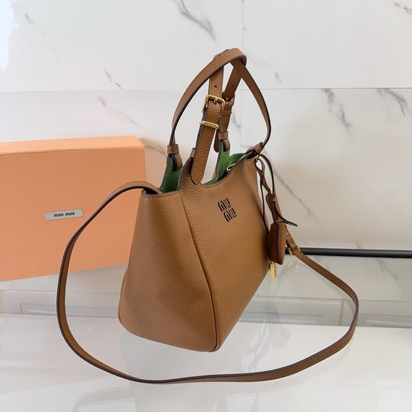 미우미우 가죽 핸드백 캐러멜/라치 그린 [매장가 395만원대]