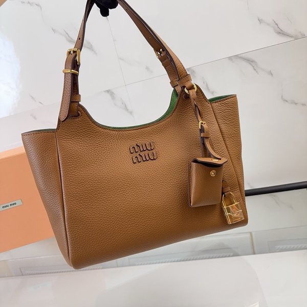 미우미우 가죽 핸드백 캐러멜/라치 그린 [매장가 395만원대]