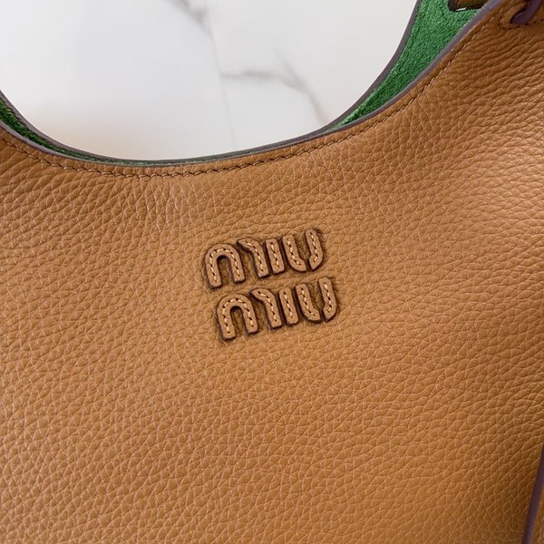 미우미우 가죽 핸드백 캐러멜/라치 그린 [매장가 395만원대]