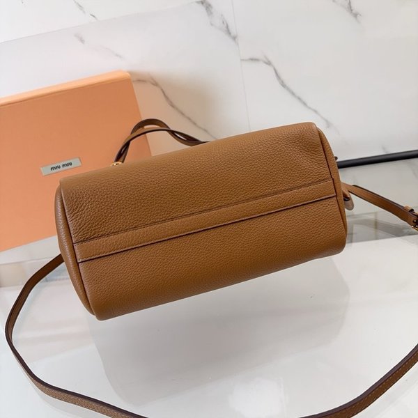 미우미우 가죽 핸드백 캐러멜/라치 그린 [매장가 395만원대]