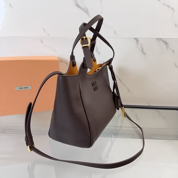미우미우 가죽 핸드백 다크 브라운/파파야 [매장가 395만원대]
