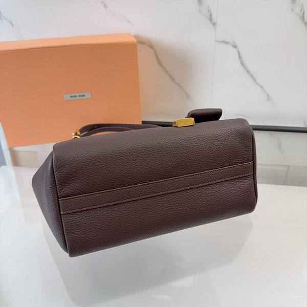 미우미우 가죽 핸드백 다크 브라운/파파야 [매장가 395만원대]