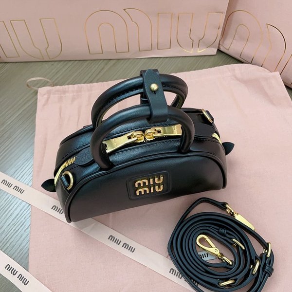 미우미우 가죽 탑 핸들백 [매장가 285만원대]