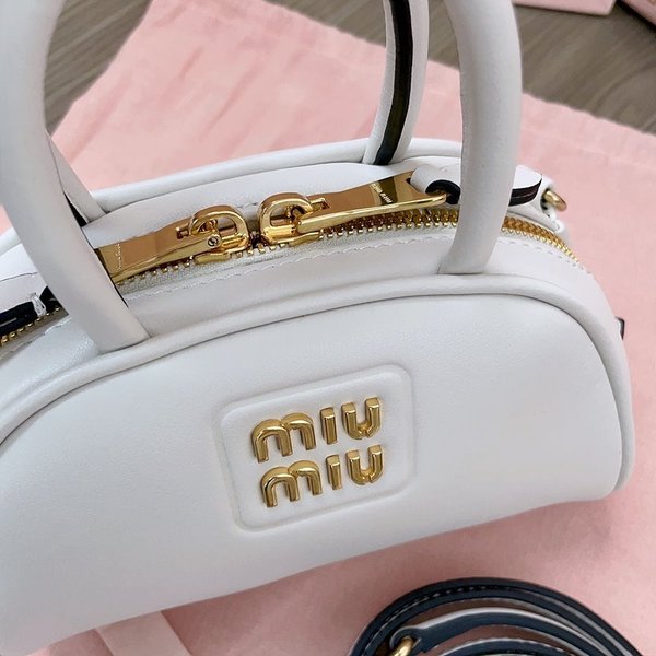 미우미우 가죽 탑 핸들백 [매장가 285만원대]