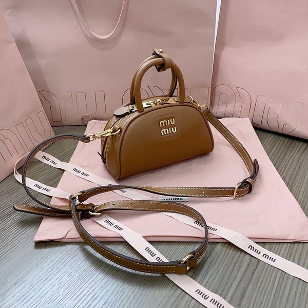 미우미우 가죽 탑 핸들백 [매장가 285만원대]
