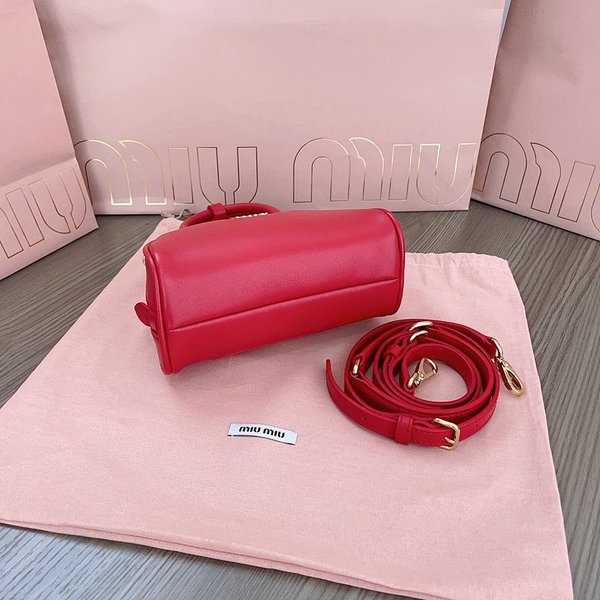 미우미우 가죽 탑 핸들백 [매장가 285만원대]