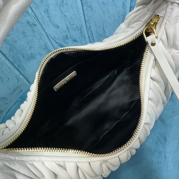 미우미우 완더 마테라쎄 나파 가죽 호보 라지 백  / 화이트 [420만원대]