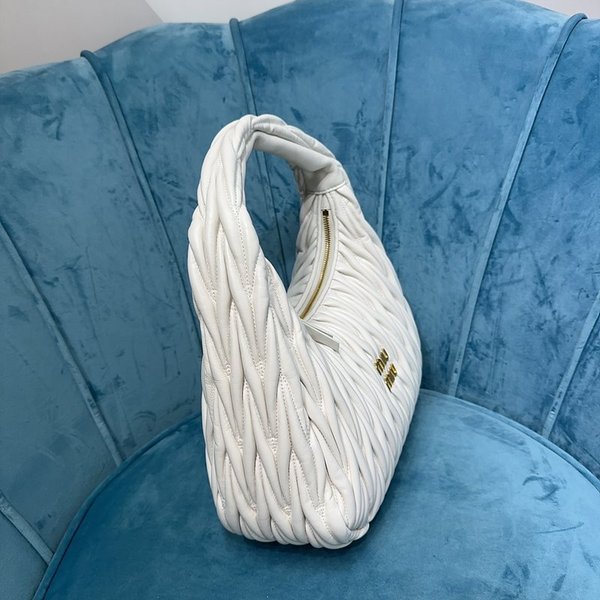 미우미우 완더 마테라쎄 나파 가죽 호보 라지 백  / 화이트 [420만원대]