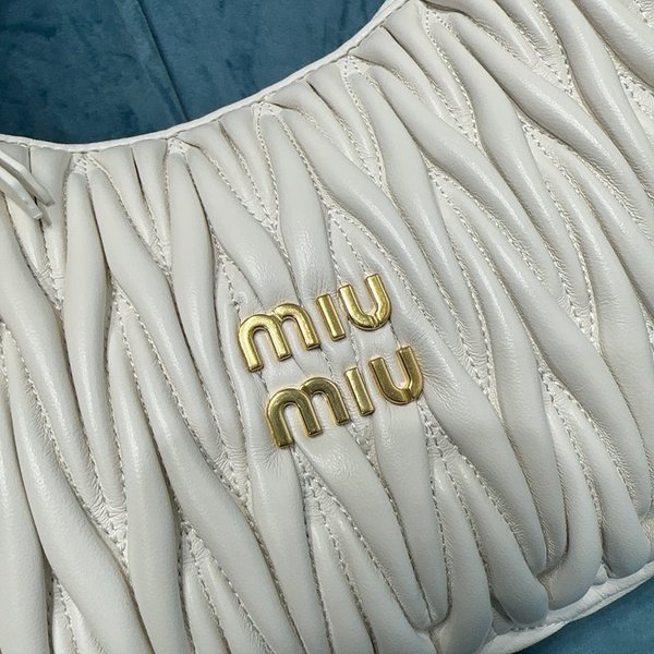 미우미우 완더 마테라쎄 나파 가죽 호보 라지 백  / 화이트 [420만원대]