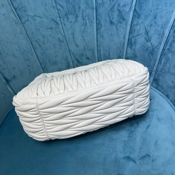 미우미우 완더 마테라쎄 나파 가죽 호보 라지 백  / 화이트 [420만원대]