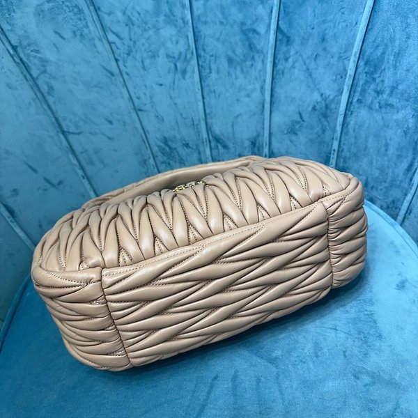 미우미우 완더 마테라쎄 나파 가죽 호보 라지 백  / 카메오 [420만원대]