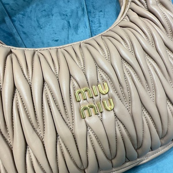 미우미우 완더 마테라쎄 나파 가죽 호보 라지 백  / 카메오 [420만원대]