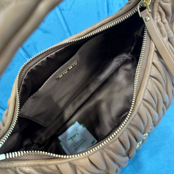 미우미우 완더 마테라쎄 나파 가죽 호보 라지 백  / 카라멜 [420만원대]