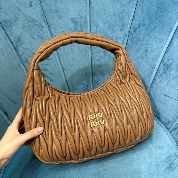 미우미우 완더 마테라쎄 나파 가죽 호보 라지 백  / 카라멜 [420만원대]