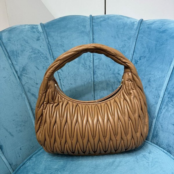 미우미우 완더 마테라쎄 나파 가죽 호보 라지 백  / 카라멜 [420만원대]