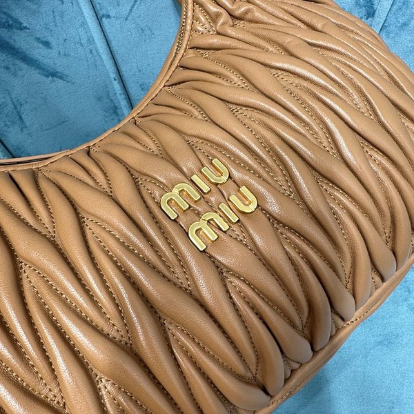 미우미우 완더 마테라쎄 나파 가죽 호보 라지 백  / 카라멜 [420만원대]