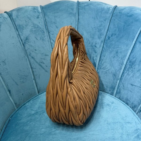 미우미우 완더 마테라쎄 나파 가죽 호보 라지 백  / 카라멜 [420만원대]