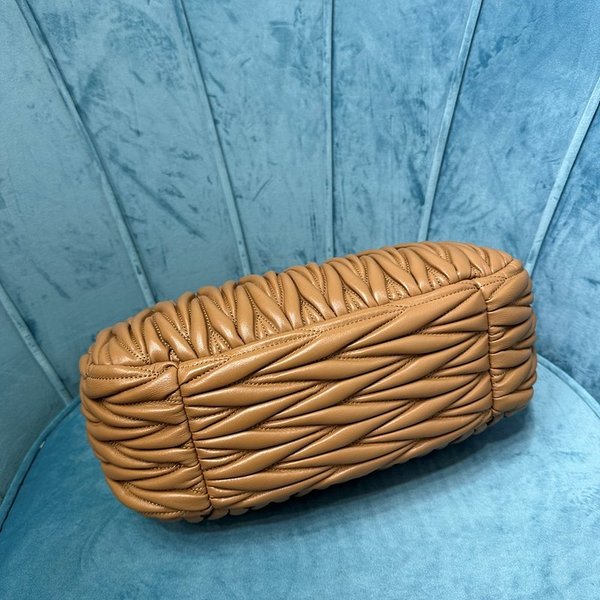 미우미우 완더 마테라쎄 나파 가죽 호보 라지 백  / 카라멜 [420만원대]