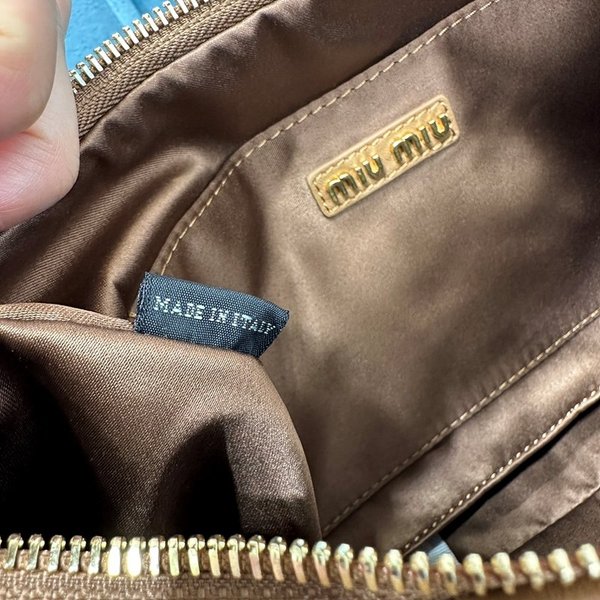 미우미우 완더 마테라쎄 나파 가죽 호보 라지 백  / 카라멜 [420만원대]