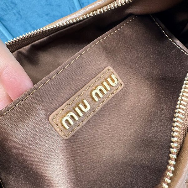 미우미우 완더 마테라쎄 나파 가죽 호보 라지 백  / 카라멜 [420만원대]