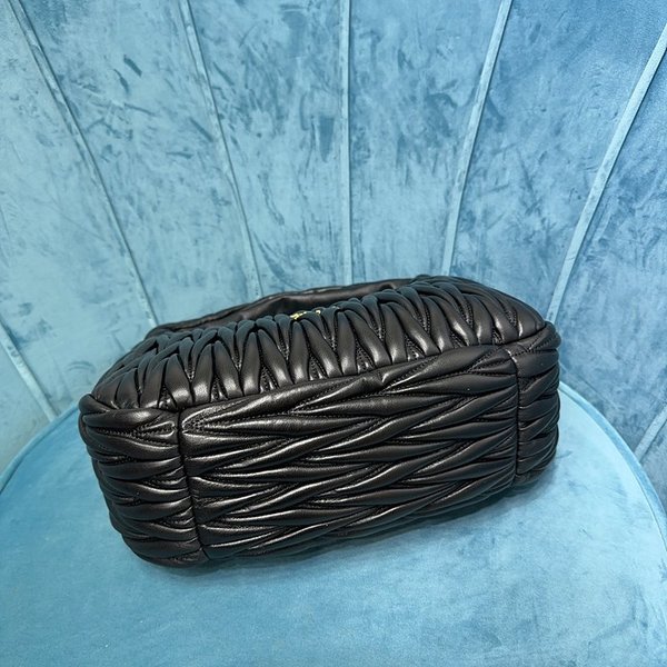 미우미우 완더 마테라쎄 나파 가죽 호보 라지 백  / 블랙 [420만원대]