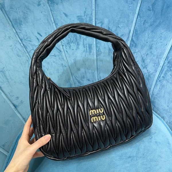 미우미우 완더 마테라쎄 나파 가죽 호보 라지 백  / 블랙 [420만원대]