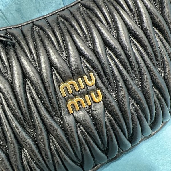 미우미우 완더 마테라쎄 나파 가죽 호보 라지 백  / 블랙 [420만원대]