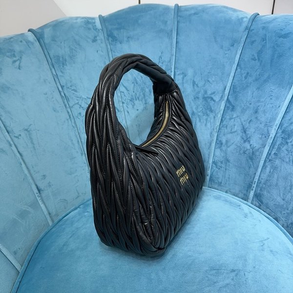 미우미우 완더 마테라쎄 나파 가죽 호보 라지 백  / 블랙 [420만원대]