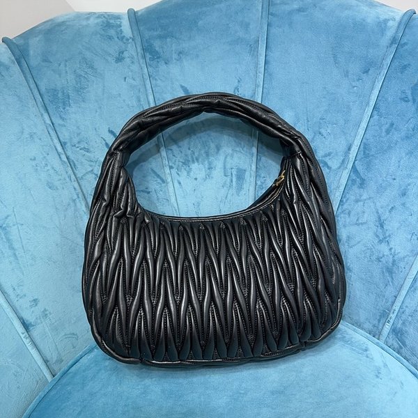 미우미우 완더 마테라쎄 나파 가죽 호보 라지 백  / 블랙 [420만원대]