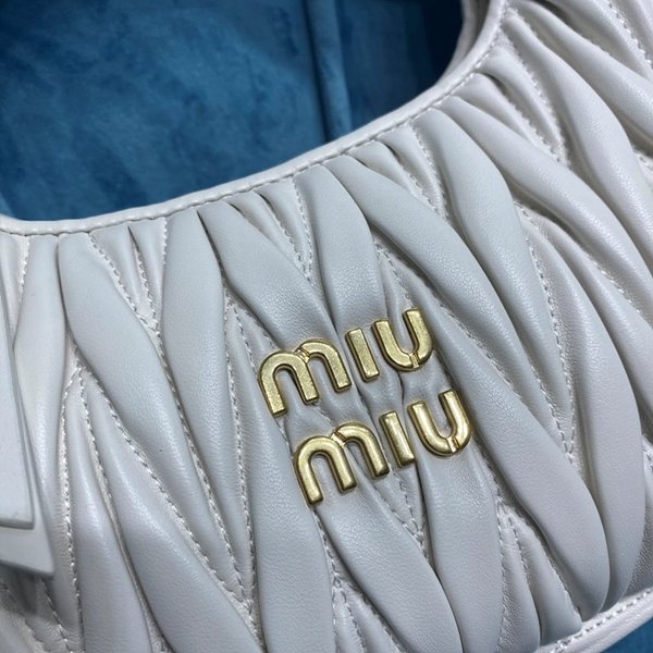 미우미우 완더 마테라쎄 나파 가죽 호보 미디움 백  / 화이트 [330만원대]