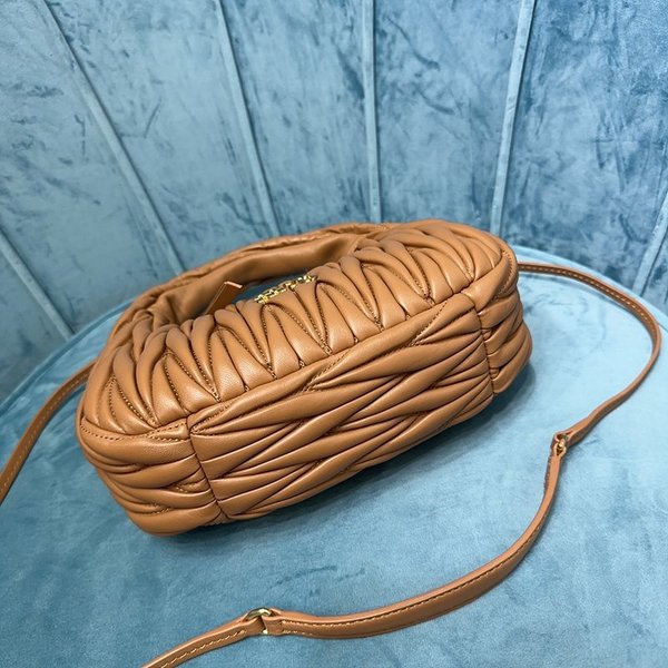 미우미우 완더 마테라쎄 나파 가죽 호보 미디움 백  / 캐러멜 [330만원대]