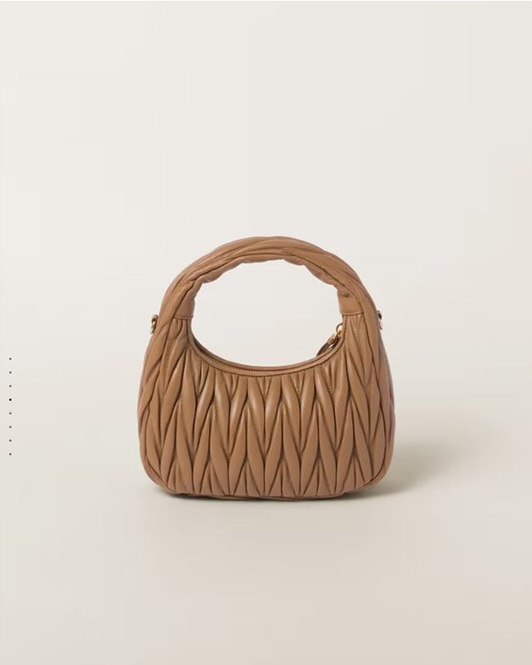 미우미우 완더 마테라쎄 나파 가죽 호보 미디움 백  / 캐러멜 [330만원대]