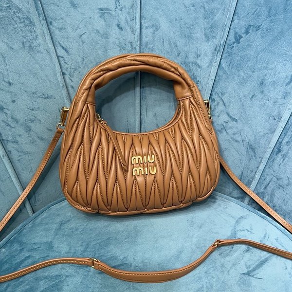 미우미우 완더 마테라쎄 나파 가죽 호보 미디움 백  / 캐러멜 [330만원대]