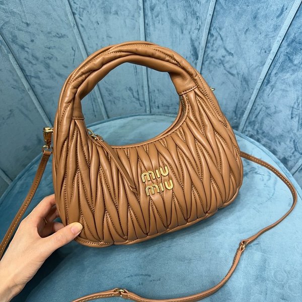 미우미우 완더 마테라쎄 나파 가죽 호보 미디움 백  / 캐러멜 [330만원대]