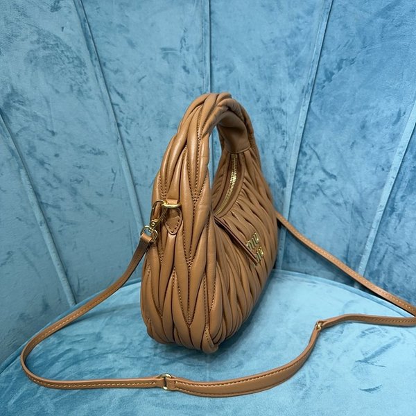 미우미우 완더 마테라쎄 나파 가죽 호보 미디움 백  / 캐러멜 [330만원대]