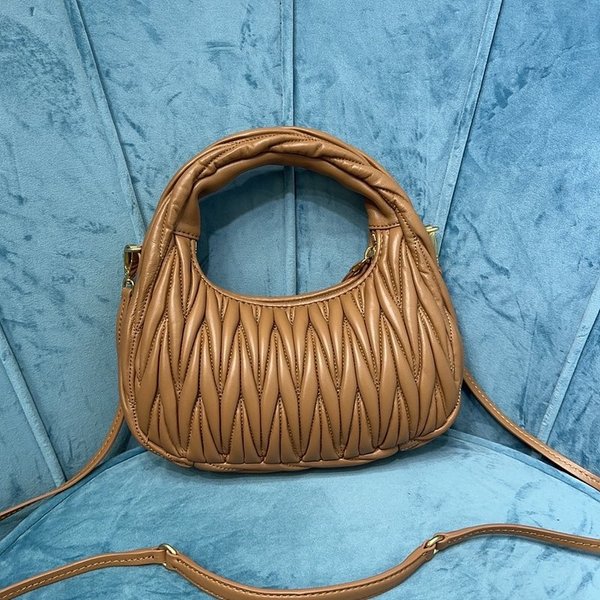 미우미우 완더 마테라쎄 나파 가죽 호보 미디움 백  / 캐러멜 [330만원대]