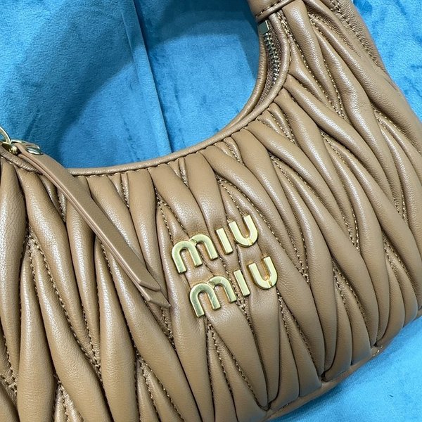 미우미우 완더 마테라쎄 나파 가죽 호보 미디움 백  / 캐러멜 [330만원대]