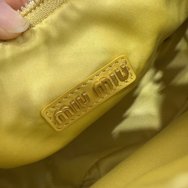 미우미우 완더 마테라쎄 나파 가죽 호보 미디움 백  / 옐로우 [330만원대]